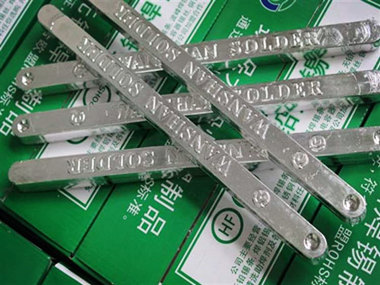 ?焊錫條作為電子焊接中的一種重要材料，具有極高的實(shí)用性和廣泛的應(yīng)用范圍。以下是焊錫條實(shí)用性的幾個(gè)主要方面：