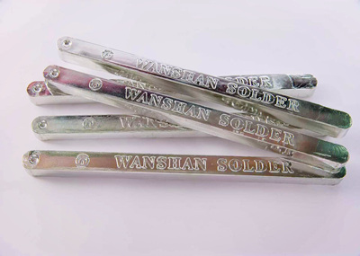 專業焊接用環保無鉛焊錫條 錫銅高效材料   環保無鉛焊錫條中的錫銅合金（如Sn99.3Cu0.7）是當前電子制造領域主流的高效焊接材料， 具有成本低、環保合規、焊點光亮且穩定性強等優勢，特別適用于波峰焊和自動化產線。 這類材料不含鉛，符合RoHS等國際環保標準，能有效減少對環境和人體的危害。  錫銅無鉛焊錫條的核心優勢 ?環保合規?：不含鉛、鎘、汞等有害物質，滿足歐盟RoHS指令要求，適用于出口型電子產品生產。 ?焊接性能優良?：熔點為227℃，在270–300℃作業溫度下流動性好，潤濕性強，焊點飽滿、光亮、圓滑。 ?抗氧化能力強?：使用過程中錫渣少，降低材料損耗，提升生產效率。 ?經濟性高?：相比含銀焊料（如SAC305），錫銅合金不含貴金屬銀，成本更低，適合大規模工業應用。 ?適用范圍廣?：可用于電子設備、醫療儀器、汽車電子、航天通訊等多個領域的PCB焊接與連接工藝。 推薦產品參考 ?QLG強力環保無鉛焊錫條? 品牌：安葉錫材，規格為1公斤/條，熔點217℃~227℃，適用于波峰焊工藝，包裝為20條/盒。